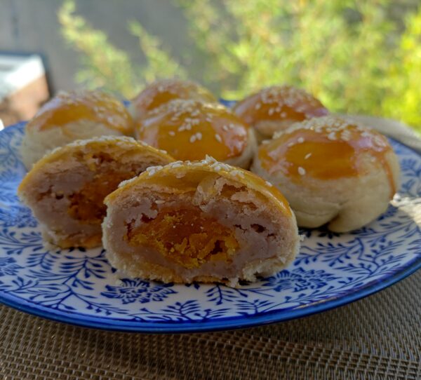 Gâteau de lune au jaune d’œuf et au taro 芋頭蛋黃酥