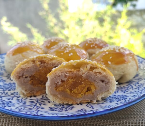 Gâteau de lune au jaune d’œuf et au taro 芋頭蛋黃酥 – Image 3